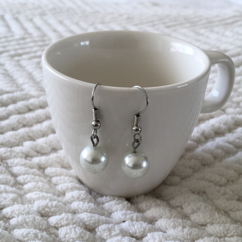 ❄️ Faux White Round Pearl Dangle Earrings